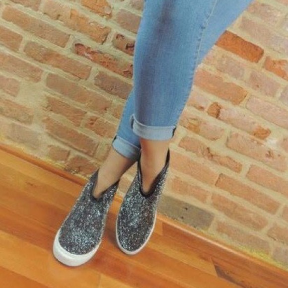 Rhinestone Embellished Laceless High Top Sneakers - Picture 13 of 16